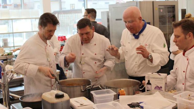 Profis der SV-Group und der Speisenmeister beim "Vegan isst anders" Workshop in Unterföring